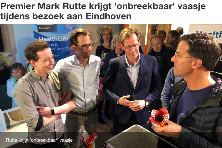 Omroep Brabant – Premier Mark Rutte krijgt 'onbreekbaar' vaasje tijdens bezoek aan Eindhoven